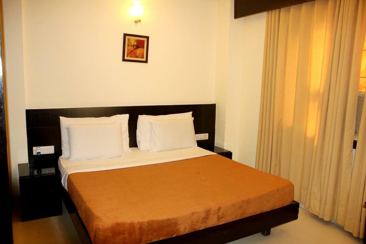 Aman Deluxe Hotel New Delhi Exterior photo